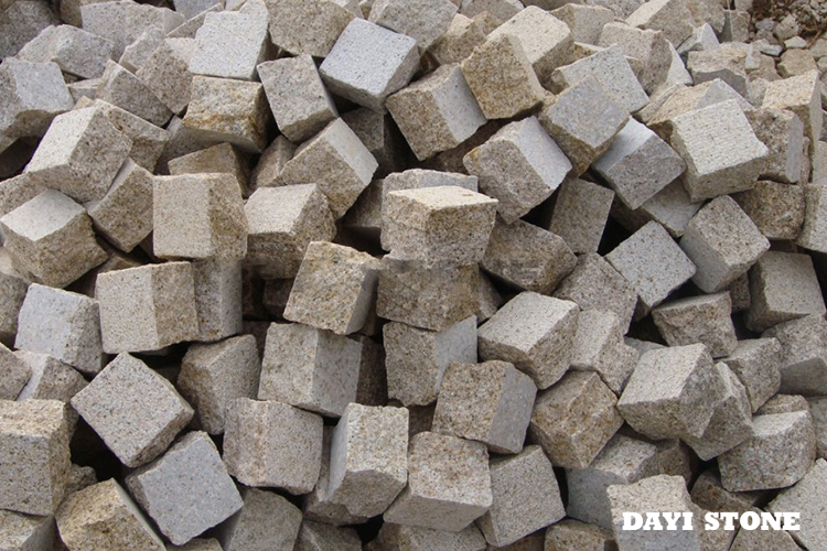 Cubes Yellow Granite G682 Top Bushhammered edges saplit bottom sawn 10x10x8cm - Dayi Stone